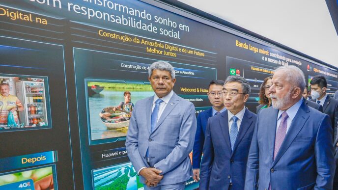 Exhibición de inversión industrial en LATAM: líderes observan proyectos digitales en la Amazonía, impulsando la conectividad y el desarrollo.