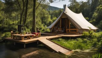 Ecológico glamping de lujo, inversión sostenible: tienda de campaña sobre plataforma de madera junto al río, mesas para disfrutar del entorno.