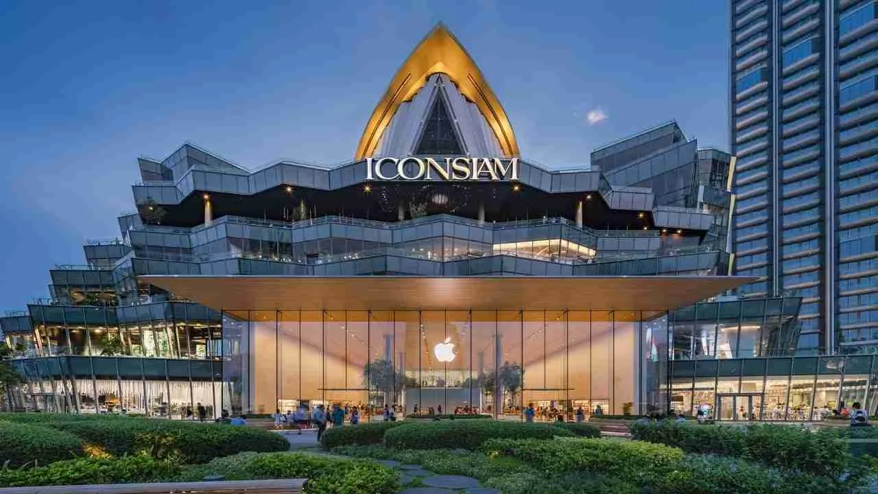 Imponente fachada del ICONSIAM, reflejo de la inversión Sur-Sur en el mercado de lujo global. Arquitectura moderna y vanguardista en Bangkok, Tailandia.