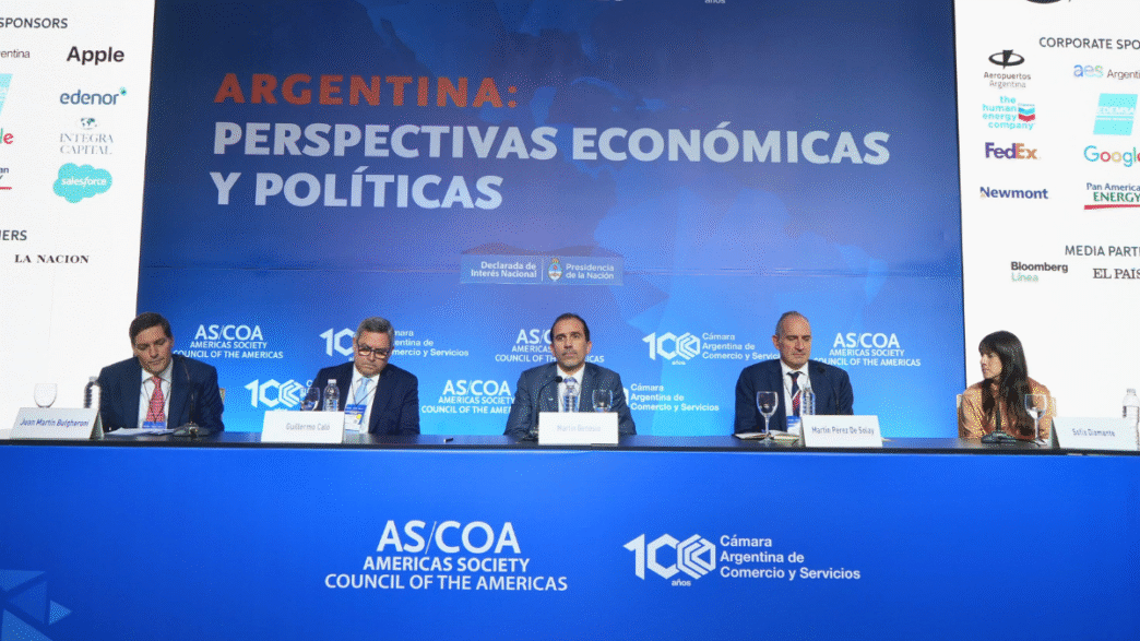 Panel de speakers en Inmobiliare Summits México. Expertos en real estate discuten perspectivas económicas y políticas de Argentina en conferencia LATAM.