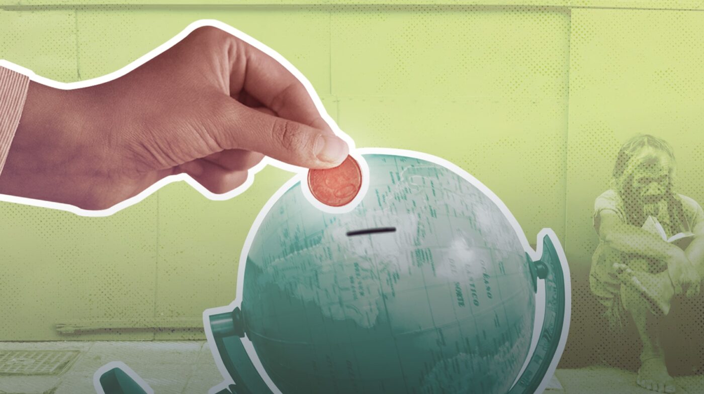 Ilustración conceptual sobre inversión inmobiliaria global. Mano inserta moneda en globo terráqueo. Real estate LATAM.