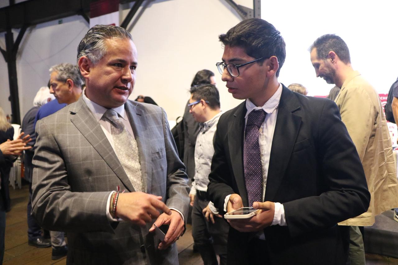 Networking en Inmobiliare Summits. Dos hombres conversan sobre real estate en conferencia de México, LATAM.