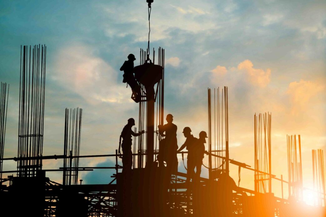 Venue/architecture

Siluetas de obreros en construcción al atardecer. Panorama del mercado industrial en Guadalajara, México. Inmobiliare Summits real estate.