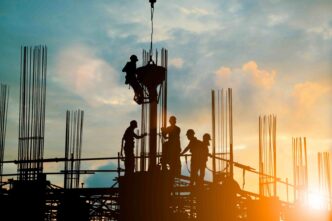 Venue/architecture

Siluetas de obreros en construcción al atardecer. Panorama del mercado industrial en Guadalajara, México. Inmobiliare Summits real estate.