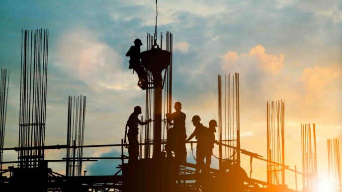 Venue/architecture

Siluetas de obreros en construcción al atardecer. Panorama del mercado industrial en Guadalajara, México. Inmobiliare Summits real estate.