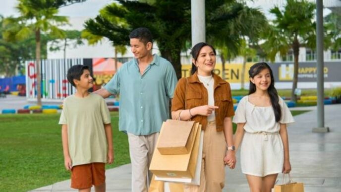 Familia sonriente con bolsas de compras en Batangas, explorando oportunidades inmobiliarias. Inversores interesados en propiedades en la región.