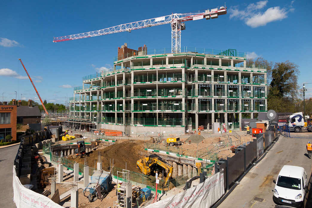venue/architecture
Edificio en construcción con grúas. Proyecto de vivienda social en auge. Inversión inmobiliaria en la city.