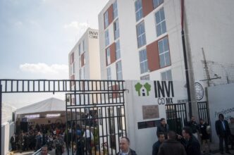 Fachada de INVI CDMX en evento de apoyo a rentas. Edificio moderno en la ciudad, clave para el sector real estate. Conferencia Inmobiliare.