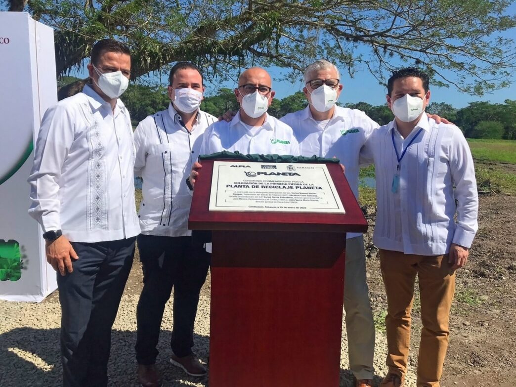 Venue/architecture.

Grupo de personas posando frente a placa conmemorativa de la Planta de Reciclaje Planeta en Tabasco, México. Inmobiliare Summits.