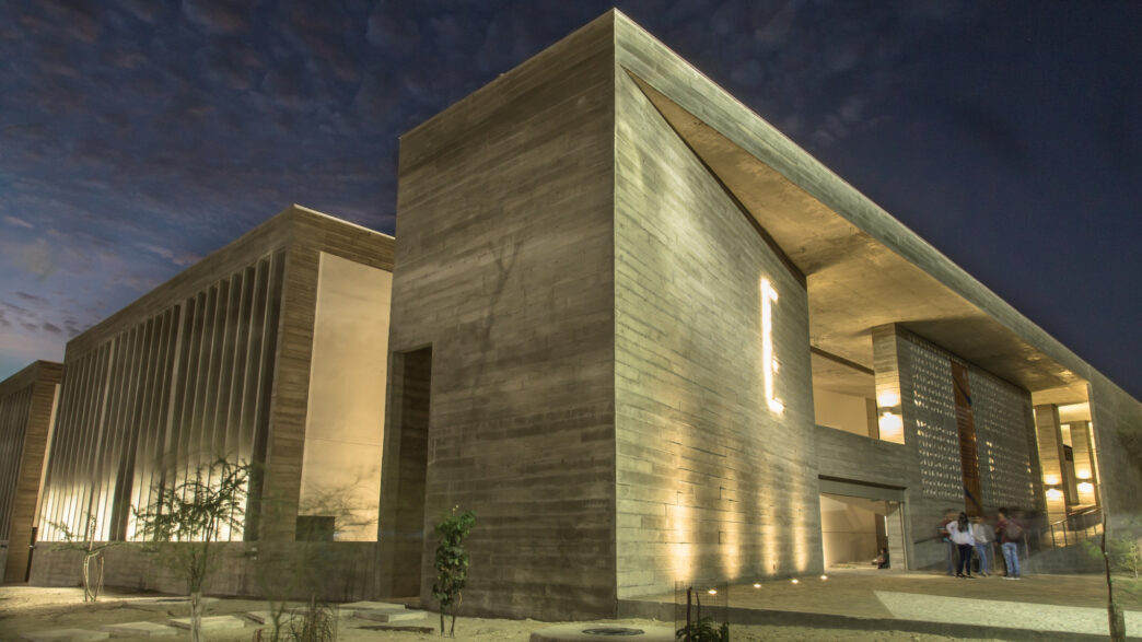 Venue/architecture.

Fachada del moderno edificio de la universidad peruana, sede del Inmobiliare Summits LATAM. Arquitectura vanguardista para eventos de real estate.