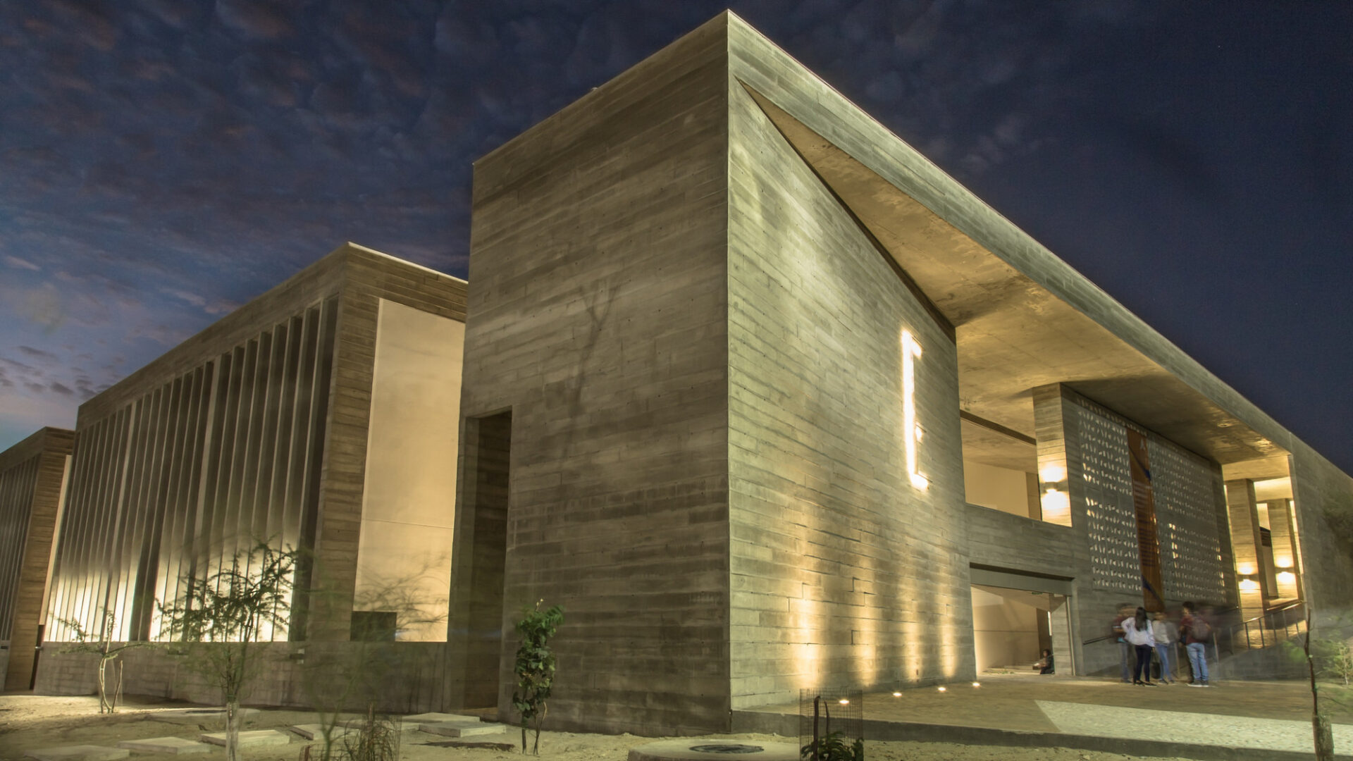 Venue/architecture.

Fachada del moderno edificio de la universidad peruana, sede del Inmobiliare Summits LATAM. Arquitectura vanguardista para eventos de real estate.