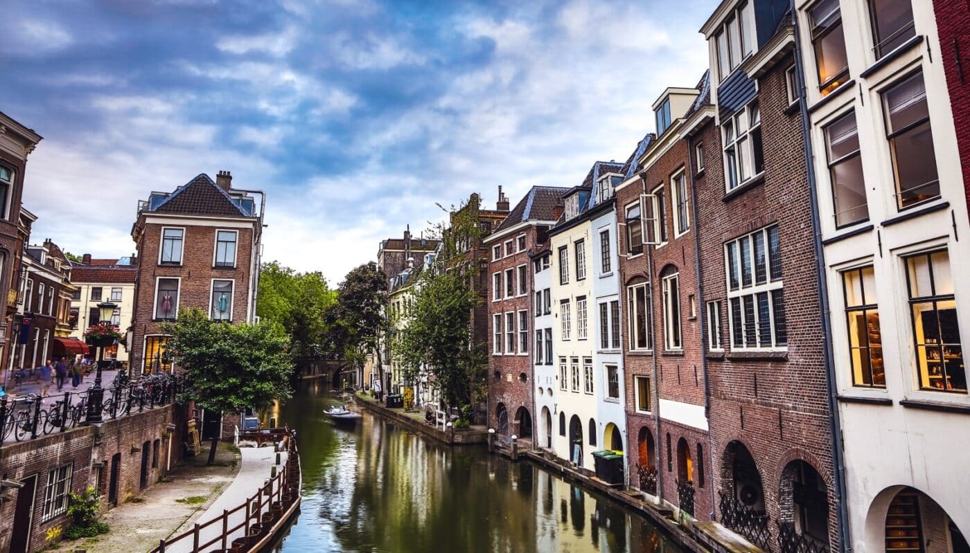 Venue/architecture.

Vista de Utrecht, Países Bajos, posible sede de Inmobiliare Summits. Arquitectura histórica y canal reflejan el encanto de la ciudad. #RealEstate