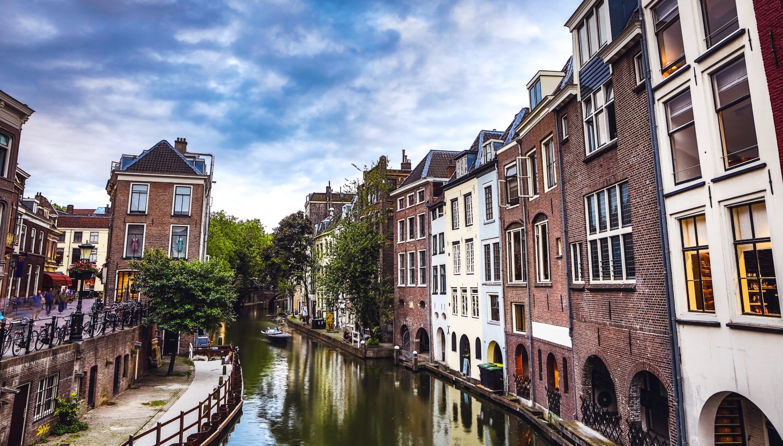 Venue/architecture.

Vista de Utrecht, Países Bajos, posible sede de Inmobiliare Summits. Arquitectura histórica y canal reflejan el encanto de la ciudad. #RealEstate