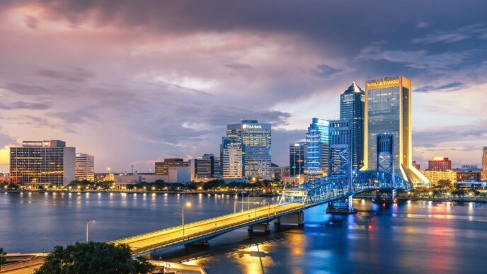 Ciudad de Jacksonville, Florida, sede del Inmobiliare Summits. Vista nocturna del skyline y el puente sobre el río. Venue para real estate.
