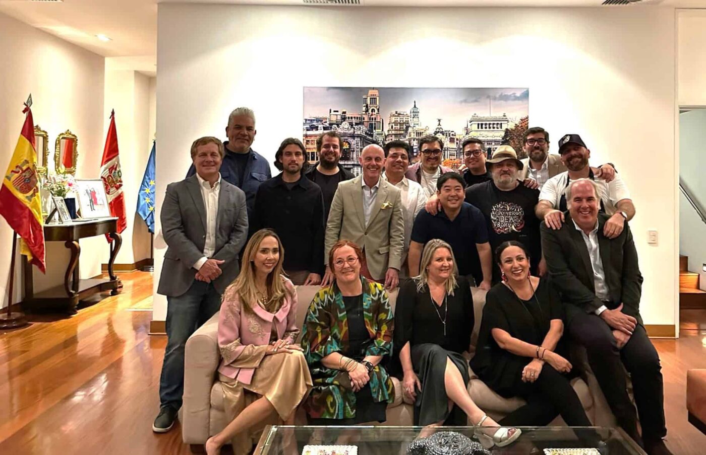 speakers/headshot
Grupo de personas posa en Inmobiliare Summits, conferencia de real estate en México. Evento LATAM con speakers y patrocinadores.