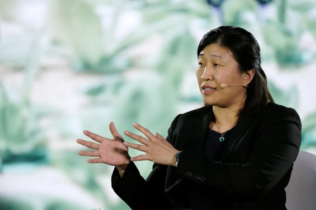 Jenny Lee, la Mujer de Hierro del Capital de Riesgo en Asia, gesticula durante una presentación. Experta en finanzas e inversión en primer plano.