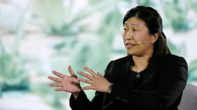 Jenny Lee, la Mujer de Hierro del Capital de Riesgo en Asia, gesticula durante una presentación. Experta en finanzas e inversión en primer plano.