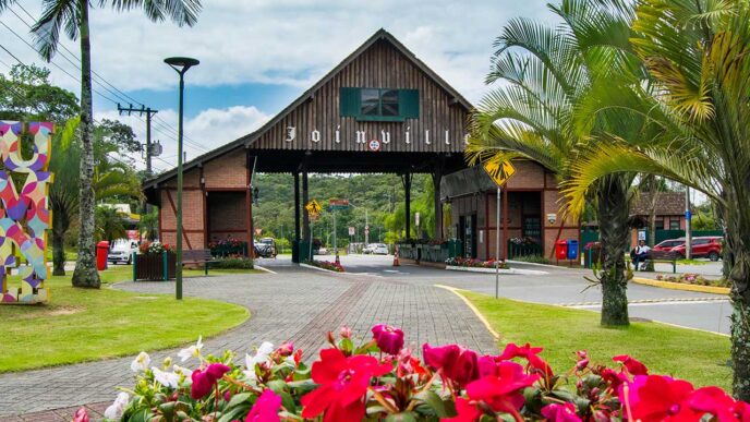 city/destination
Portal de Joinville, Brasil, destino sede de Inmobiliare Summits. Arquitectura y flores dan la bienvenida a la ciudad, ideal para inversión real estate.