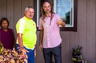 Grupo diverso frente a inmueble. Inversiones Kalima AM ofrecen innovación y rentabilidad en bienes raíces. Asesoramiento experto en gestión de capitales.