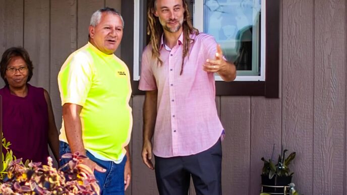 Grupo diverso frente a inmueble. Inversiones Kalima AM ofrecen innovación y rentabilidad en bienes raíces. Asesoramiento experto en gestión de capitales.