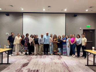 Venue/architecture.

Grupo posa para foto en Inmobiliare Summits, conferencia de real estate en México. Networking y colaboración en evento LATAM.