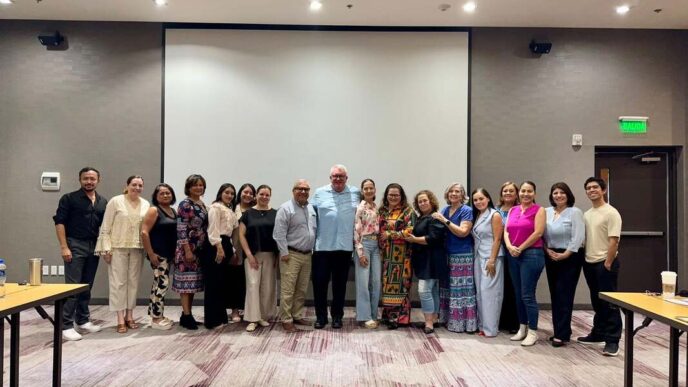 Venue/architecture.

Grupo posa para foto en Inmobiliare Summits, conferencia de real estate en México. Networking y colaboración en evento LATAM.