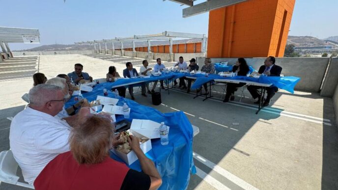 Venue/Architecture

Grupo de personas come en mesa al aire libre durante Inmobiliare Summits, evento de real estate en México. Arquitectura moderna de la ciudad.