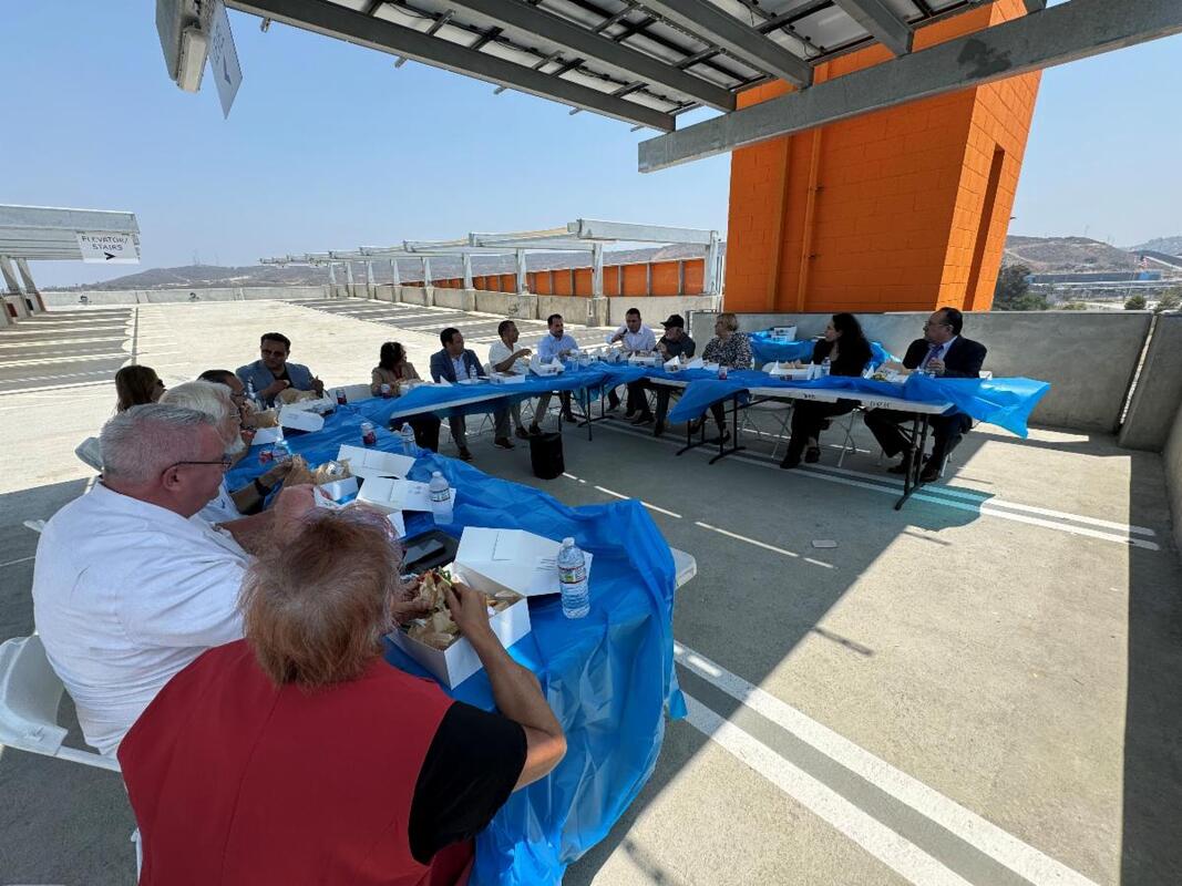 Venue/Architecture

Grupo de personas come en mesa al aire libre durante Inmobiliare Summits, evento de real estate en México. Arquitectura moderna de la ciudad.