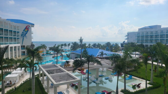 Venue/architecture.

Vista aérea del hotel sede de Inmobiliare Summits. El resort en la ciudad de México ofrece piscinas, playa y arquitectura moderna. #realestate #conference