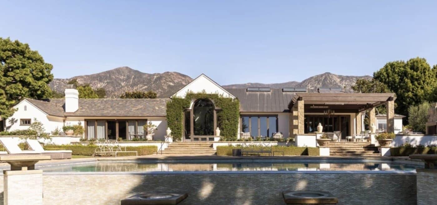 Mansión en Montecito con piscina reflectante, vegetación exuberante y montañas al fondo. Arquitectura elegante y lujosa. Katy Perry y su demanda.
