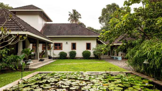Kerala: Lujosa casa con estanque de lotos. Arquitectura tradicional, tejas marrones, jardines exuberantes. Evolución del lujo inmobiliario en Kerala.