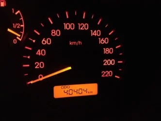 This image doesn't appear to be related to the keywords provided. Here's an alt text based on the image content:

Velocímetro de coche marcando 20 km/h y odómetro con 40404 km. Panel iluminado con luz roja.