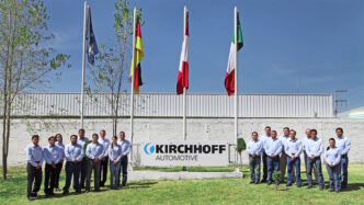 sponsors/branding
Grupo de empleados frente a la planta de Kirchhoff Automotive en Puebla. Expansión industrial en México, LATAM.