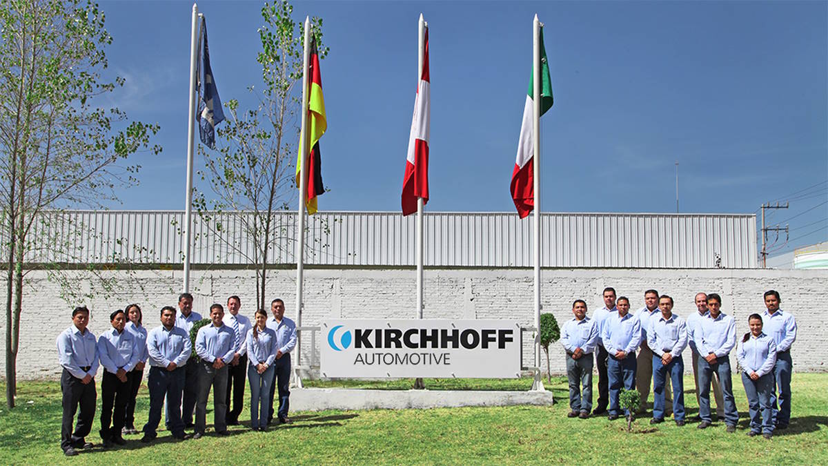 sponsors/branding
Grupo de empleados frente a la planta de Kirchhoff Automotive en Puebla. Expansión industrial en México, LATAM.