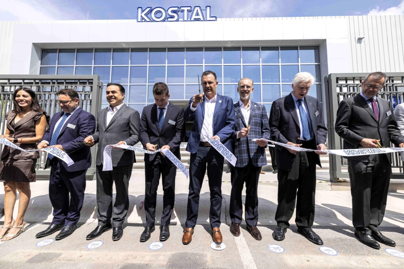 Venue/Architecture.

Inauguración de Kostal Automobil Elektrik en México. Directivos cortan listón en evento de real estate. #InmobiliareSummits #sponsor