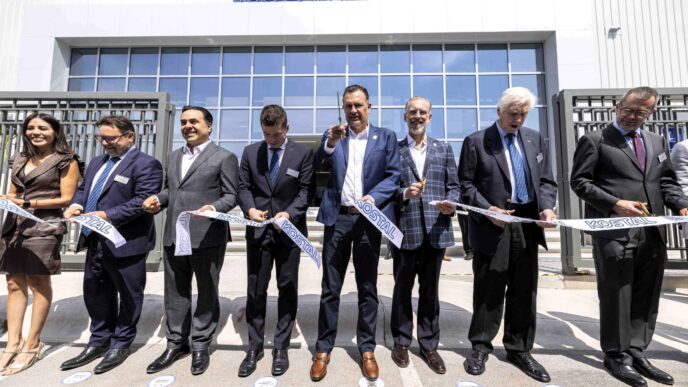 Venue/Architecture.

Inauguración de Kostal Automobil Elektrik en México. Directivos cortan listón en evento de real estate. #InmobiliareSummits #sponsor