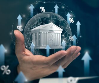 sponsors/branding
Mano sostiene banco con flechas ascendentes y porcentajes. Imagen de Inmobiliare Summits, conferencia de real estate en México, LATAM.