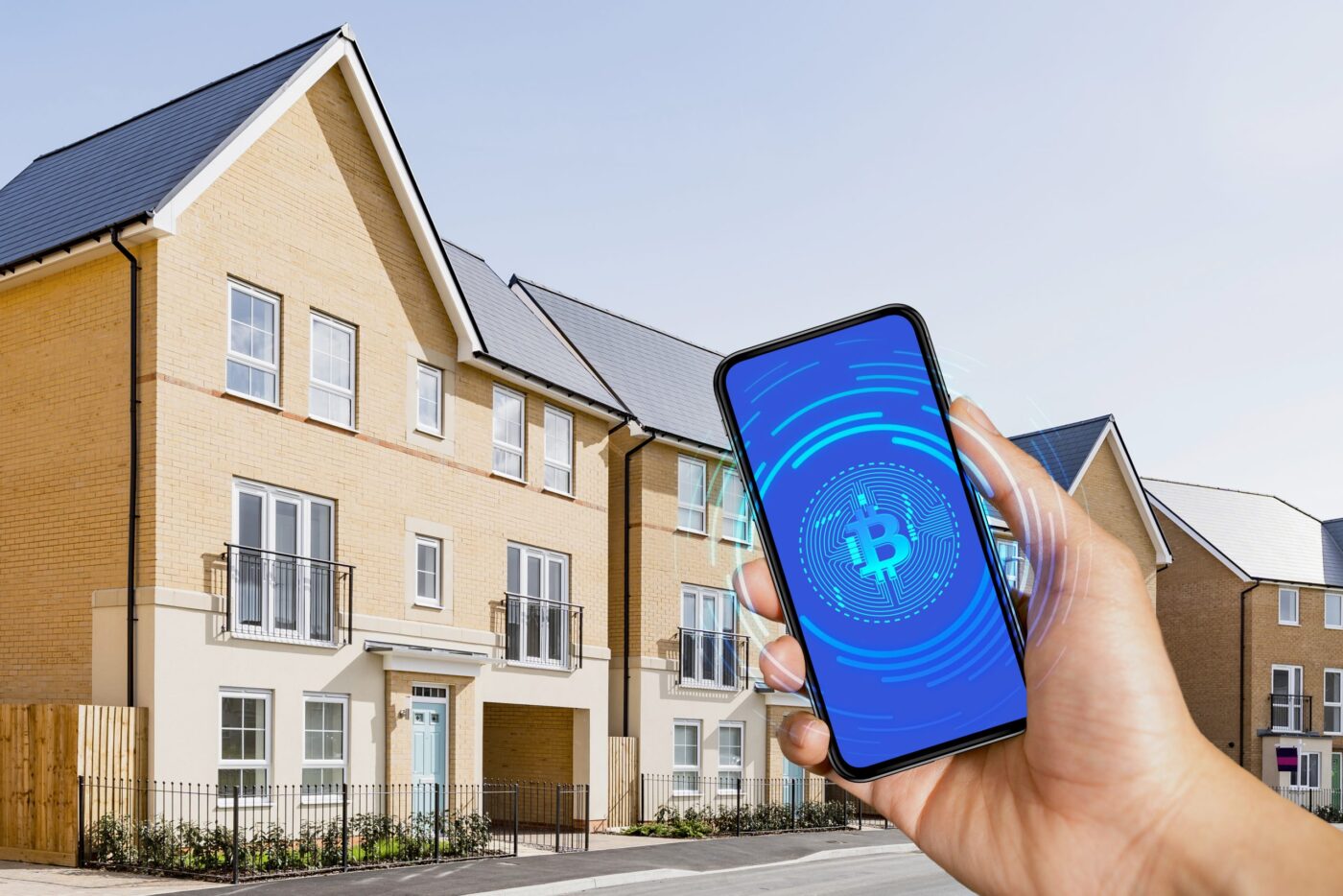Arquitectura digital TON: Casas modernas con smartphone mostrando Bitcoin. Lujo en blockchain, rediseñando inversión inmobiliaria con tecnología TON.
