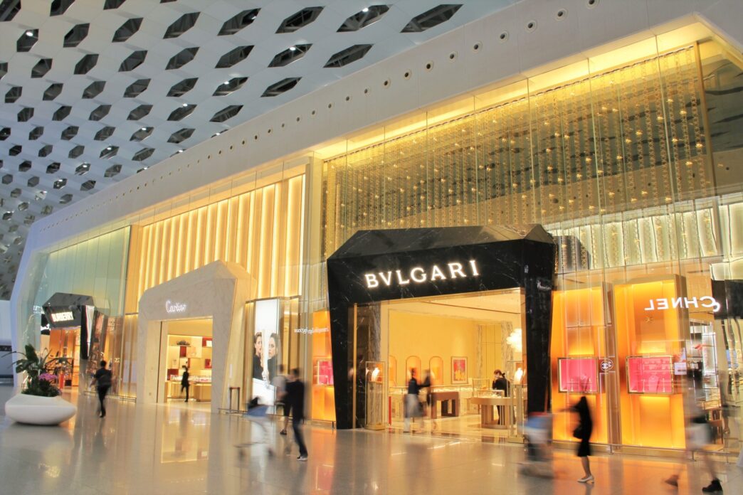 Fachadas de tiendas de lujo como Bvlgari, Cartier y Chanel en China. Arquitectura moderna impulsa el mercado del lujo con diseño exclusivo y atractivo.