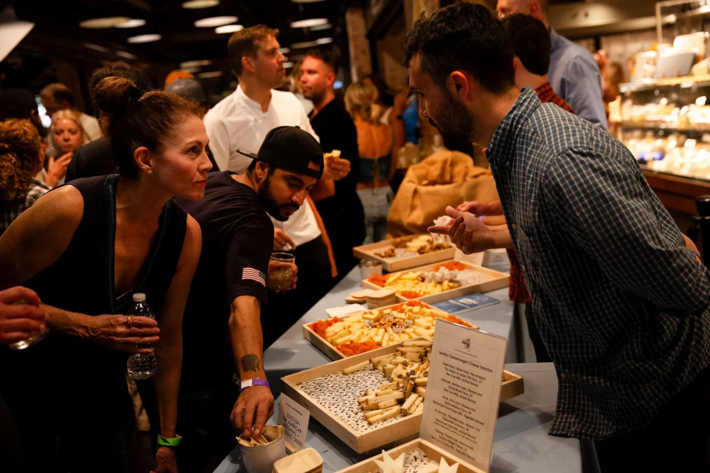 Visitantes exploran la arquitectura sensorial de Bobby’s Burgers en Canadá, degustando aperitivos gourmet en un evento exclusivo.