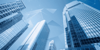 Edificios modernos reflejando automatización de infraestructura inmobiliaria, con red abstracta. Impacto automatización real estate: eficiencia y diseño.