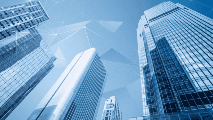 Edificios modernos reflejando automatización de infraestructura inmobiliaria, con red abstracta. Impacto automatización real estate: eficiencia y diseño.
