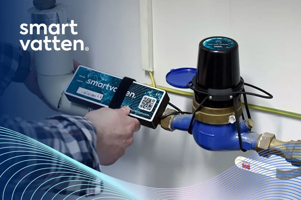 Digitalización riego inteligente: Sensor Smartvatten midiendo el consumo de agua en tubería.  Solución tecnológica para Real Estate eficiente.