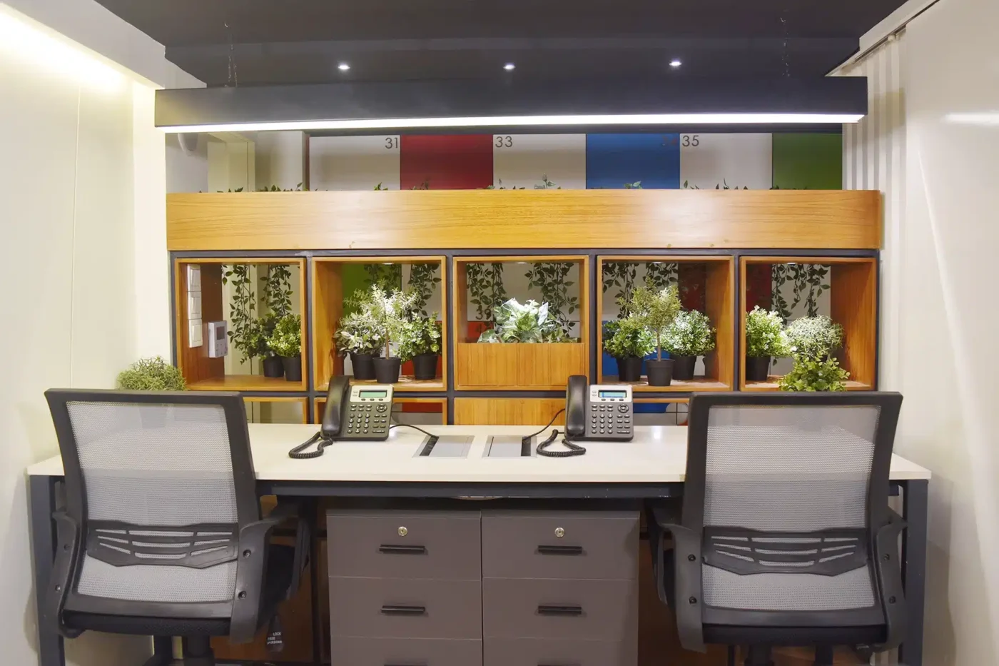 Venue en Inmobiliare Summits, conferencia de real estate. Diseño interior moderno con escritorios y plantas en el espacio de trabajo.