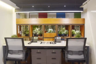 Venue en Inmobiliare Summits, conferencia de real estate. Diseño interior moderno con escritorios y plantas en el espacio de trabajo.