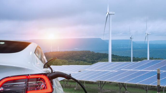 Movilidad eléctrica eficiente: coche enchufado, paneles solares y aerogeneradores. Energía renovable impulsando el futuro del transporte sostenible.