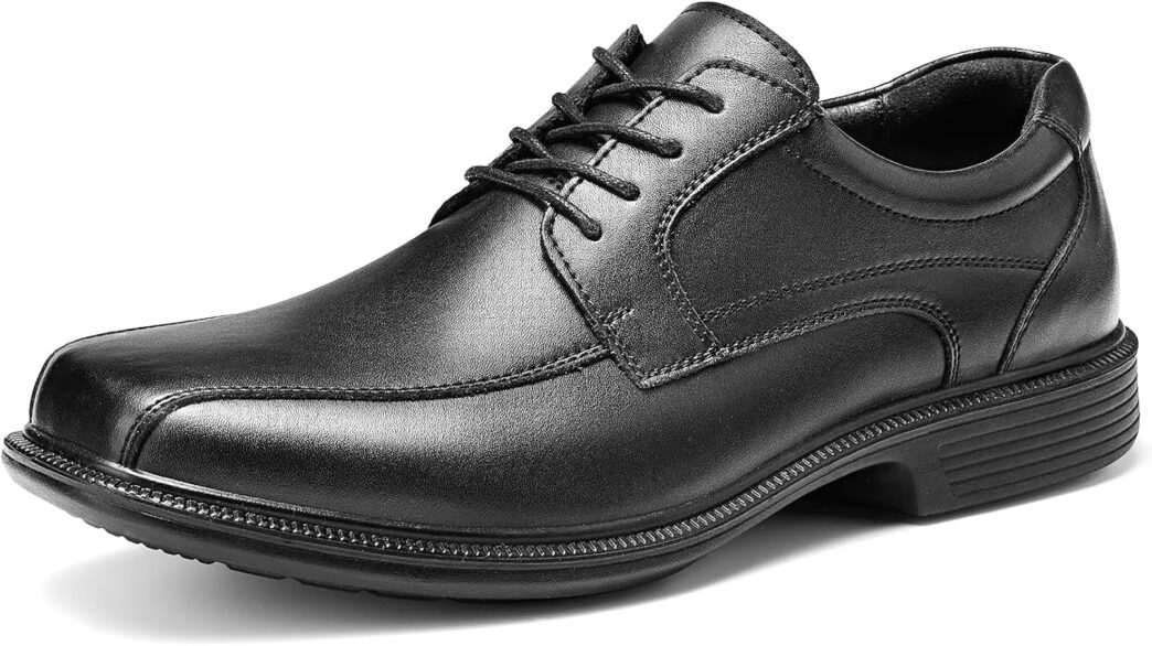 Zapato de vestir negro, la fusión de elegancia y confort para el mercado premium. Diseño clásico con cordones, ideal para un estilo sofisticado.