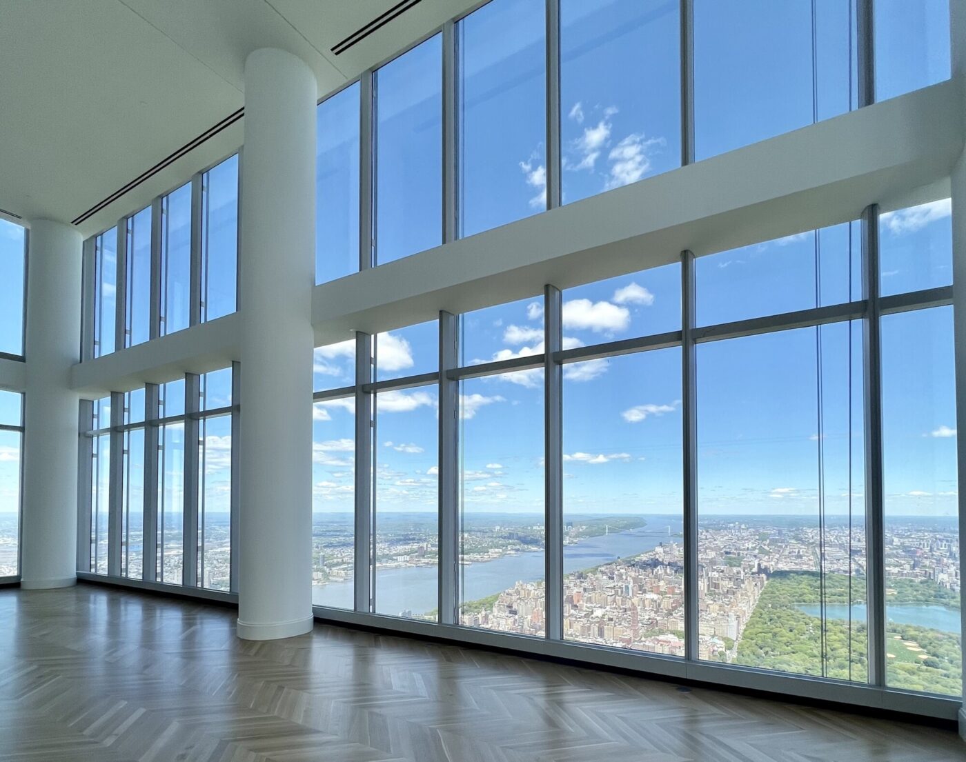 Interior lujoso con amplios ventanales mostrando la ciudad. Inversión inmobiliaria premium con vistas panorámicas. La evolución del lujo en altura.