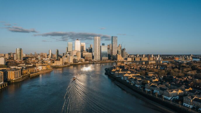 Vista aérea de Stellanor, Reino Unido, mostrando su infraestructura sostenible y expansión a lo largo del río. Edificios modernos reflejan el cielo.