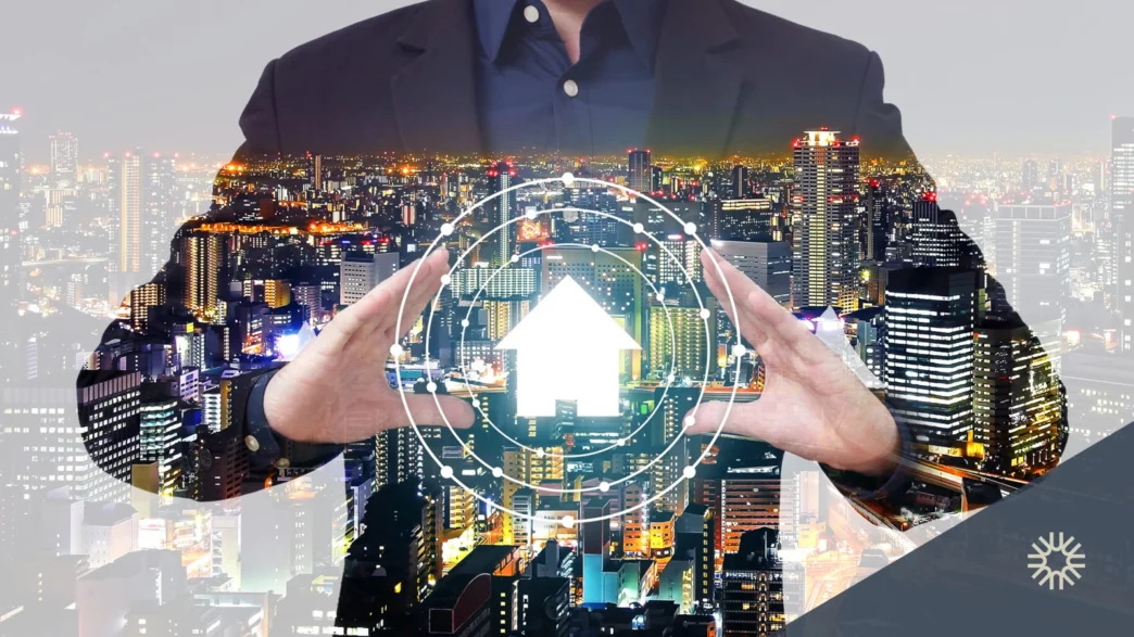 Ilustración IA industrial: manos sobre ciudad nocturna, casa digital. IA transforma sector inmobiliario con innovación y tecnología punta.